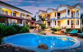2 Friends Beach Hotel